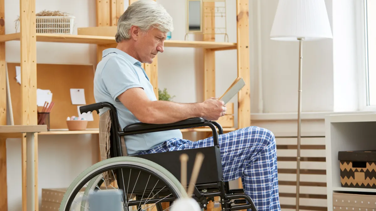 Senior en fauteuil roulant