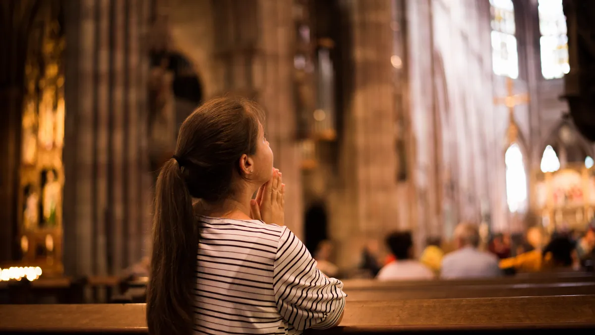 Jeune fille à la messe