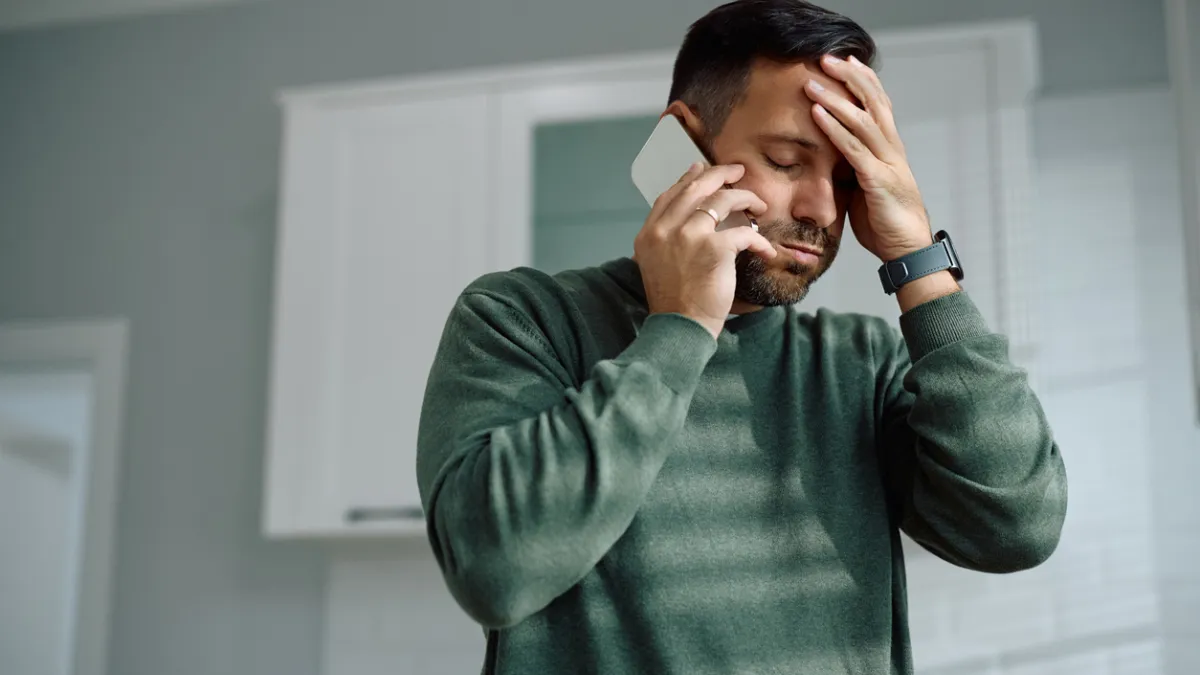 Homme inquiet téléphone