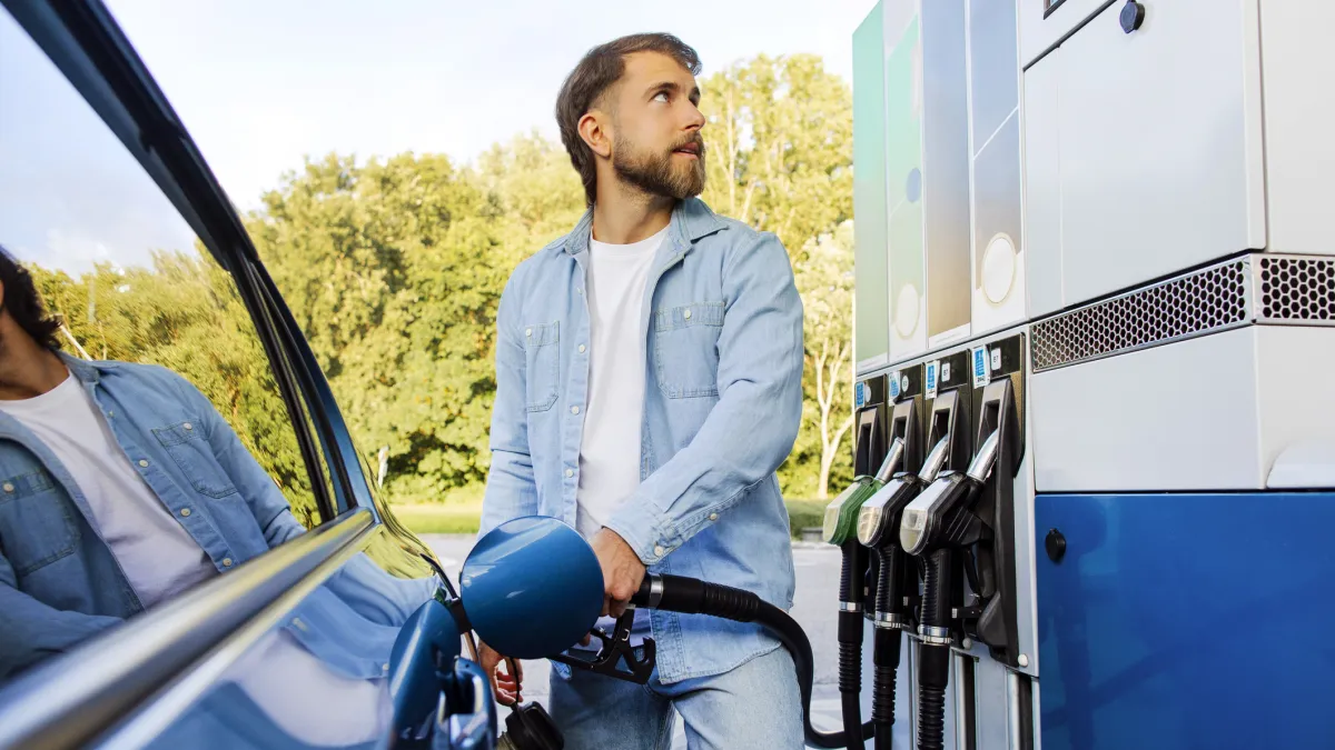 automobiliste faisant le plein d'essence