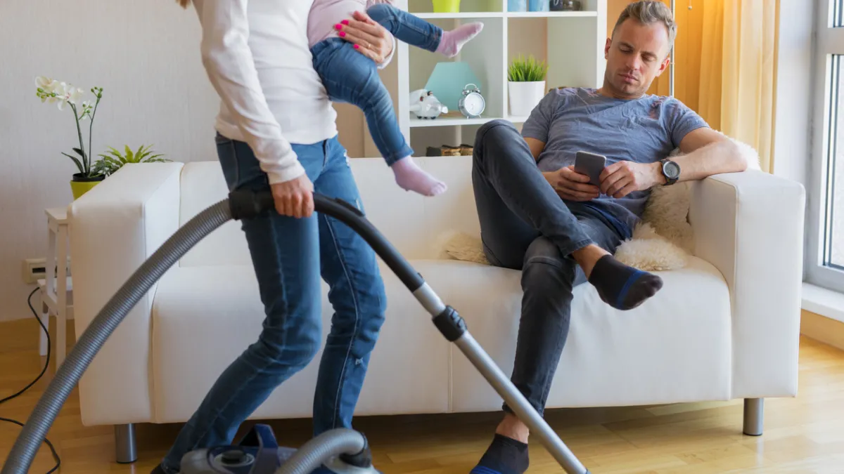 Femme faisant le ménage