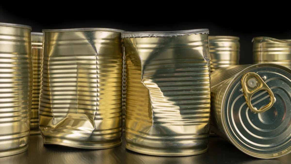 Boîtes de conserve abîmées