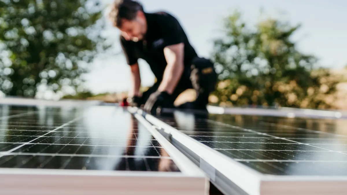 installation panneaux solaires sur le toit
