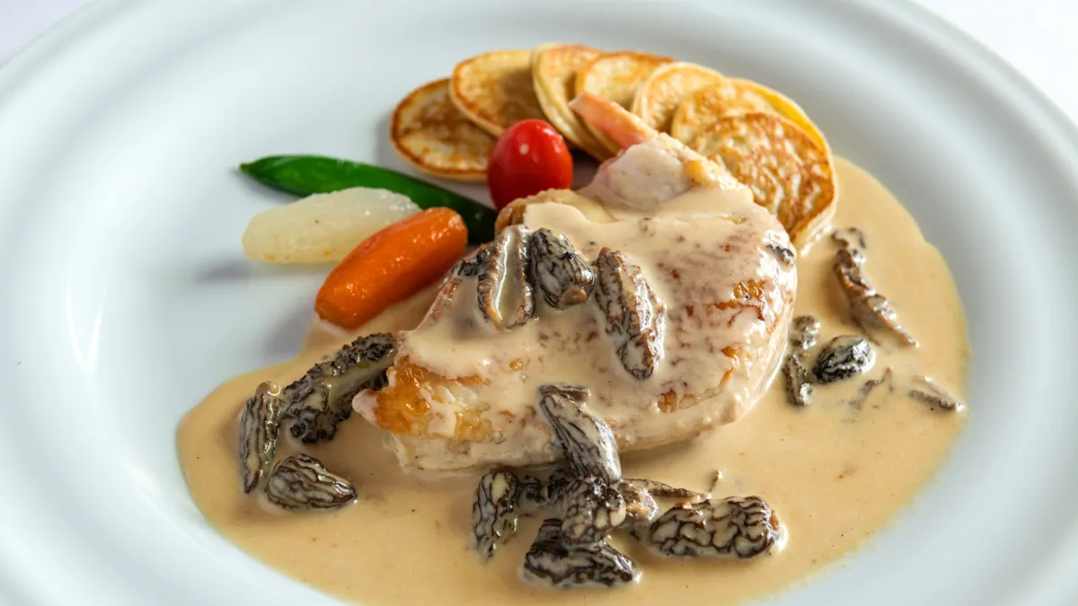Célèbre et traditionnel poulet aux morilles