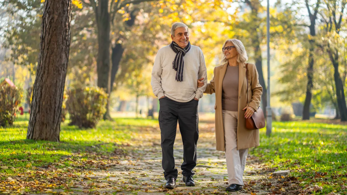 couple marchant dans un parc