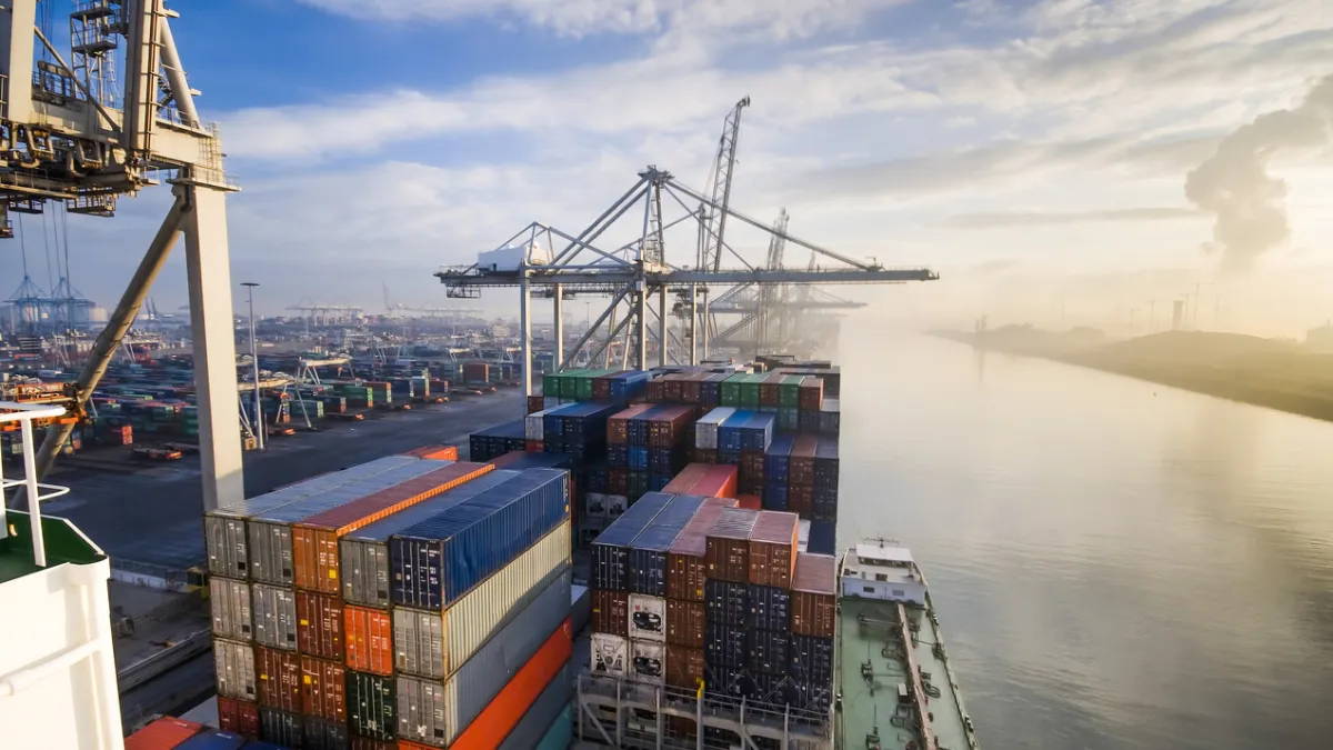 Pourquoi la grève des dockers menace d'abord la compétitivité et l'avenir des ports français