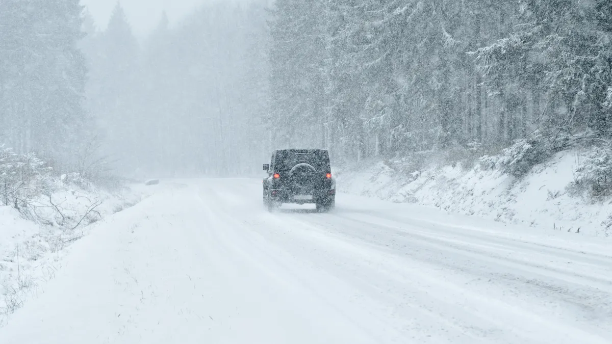 véhicule sous la neige