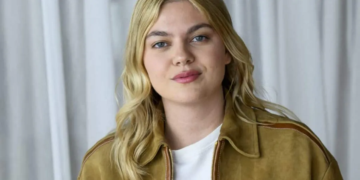 "J'ai mal tout le temps..." : Louane révèle être atteinte d’une maladie