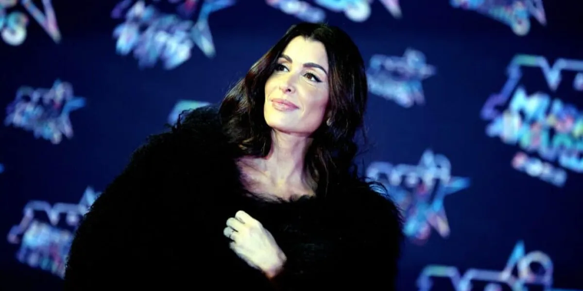 Jenifer maquillée à la "truelle" ? Un célèbre influenceur beauté la dézingue
