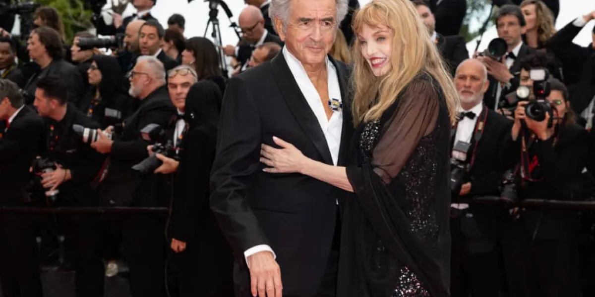 "On savait qu’on faisait un très mauvais film", Arielle Dombasle revient sur son énorme flop au cinéma avec Jean-Paul Belmondo