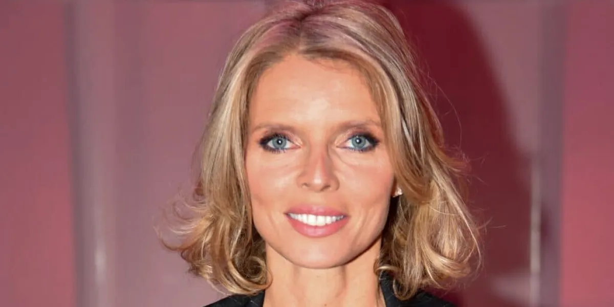 Sylvie Tellier incendiaire : dentelle, décolleté plongeant et talons vertigineux au défilé Etam