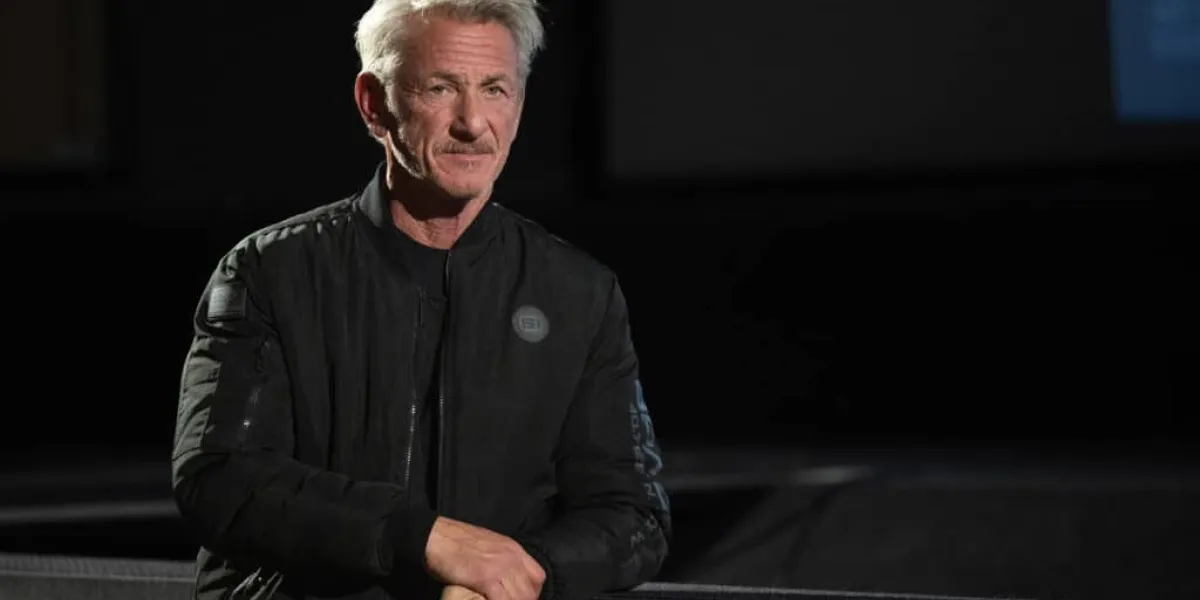 Sean Penn extrêmement mal à l’aise face à Kad Merad complètement survolté au dîner d’ouverture d’un festival