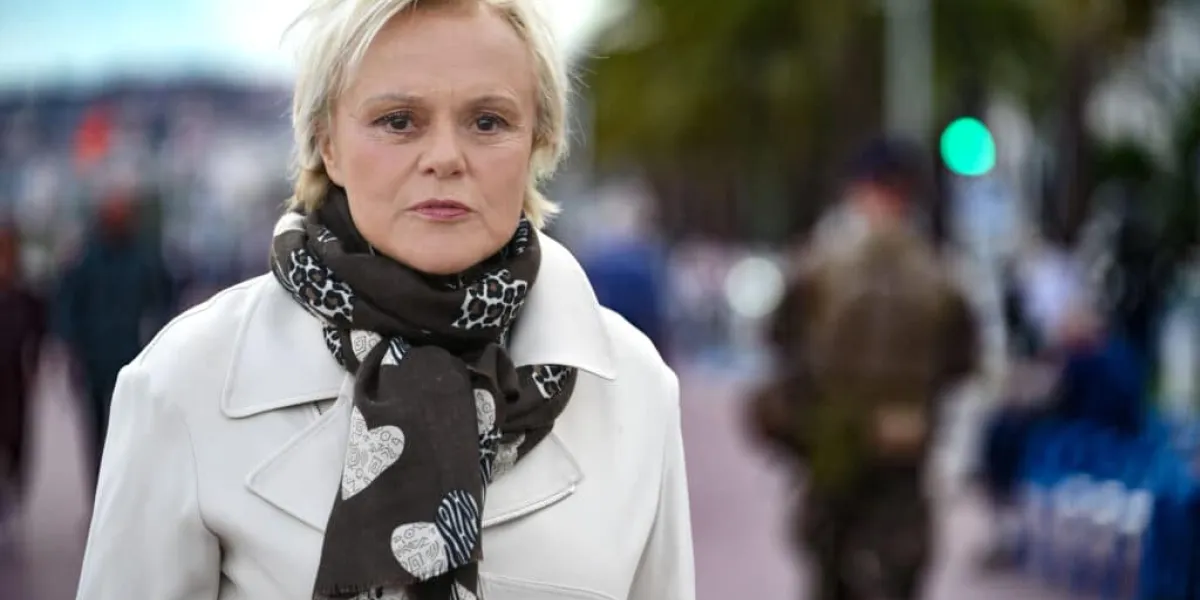 "Une femme qui boit, c’est une pochtronne", Muriel Robin, ancienne alcoolique, son gros coup de gueule en pleine conférence