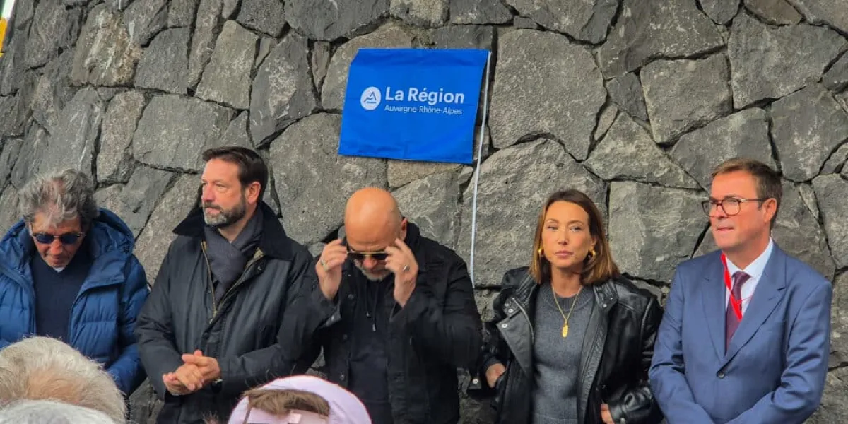 "C’est une honte, un scandale", Laura Smet et Pascal Obispo inaugurent une esplanade Johnny Hallyday, les fans interdits d’accès