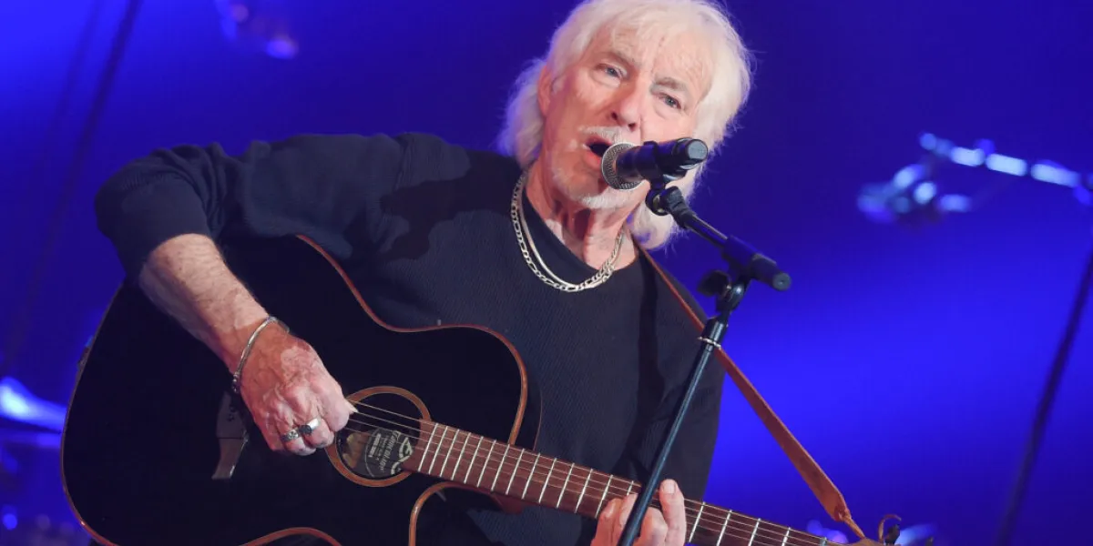 Hugues Aufray : blacklisté des festivals, le chanteur de 96 ans furieux