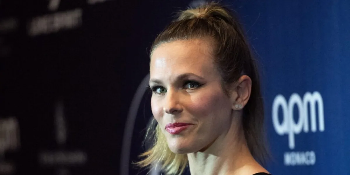 "Une jeune fille face à deux mecs…", Lorie Pester dézingue Pascal Bataille et Laurent Fontaine, 20 ans après une interview "gênante"