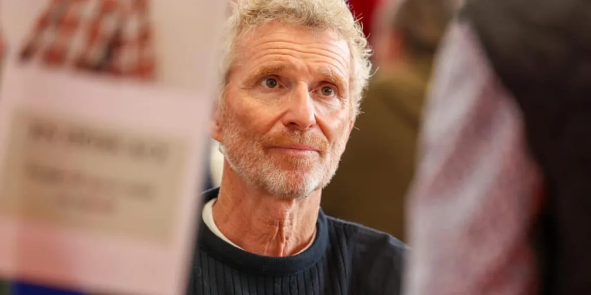 Denis Brogniart interpelé par une photo d’enfants "gênante" de son nouveau livre, sa mise au point cinglante