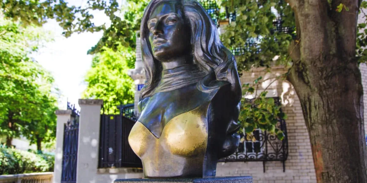 Dalida : son buste souillé par les touristes, son frère Orlando sort de ses gonds