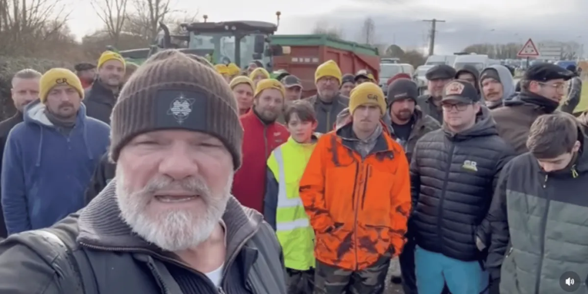 Une quarantaine d'agriculteurs ont investi le dépôt pétrolier des Pétroles d'Ambès, sur le port de Bassens. A leurs côtés, le chef Philippe Etchebest a fait le déplacement, et tient à soutenir leur action contre l'accord UE-Mercosur.