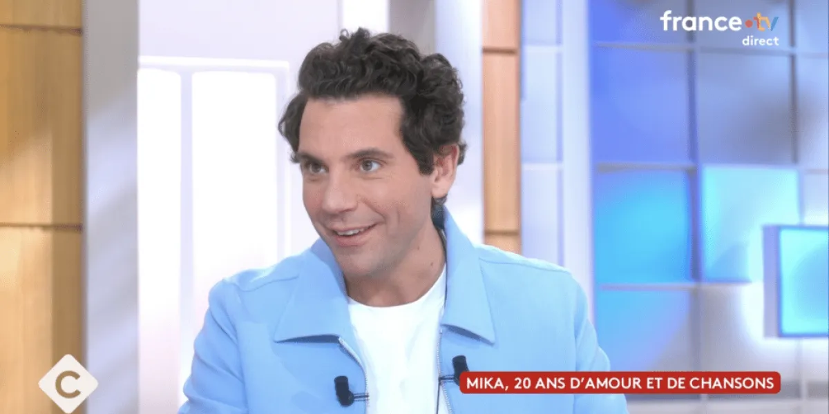 "Elle est morte il y a quelques jours" : en plein direct, Mika annonce la perte d'un être cher et bouleverse le plateau de "C à vous"