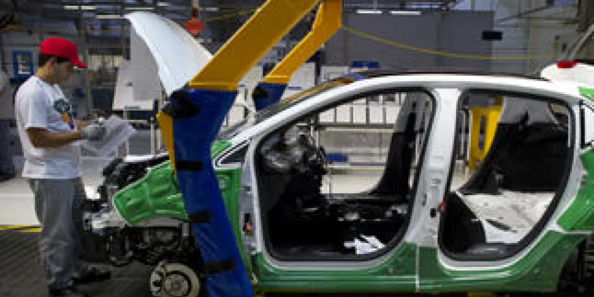 la ligne d'assemblage de leur nouveau modèle 208 dans l'usine de peugeot à porto real, 140 km au sud de rio de janeiro, brésil le 30 janvier 2013 afp photo christophe simon