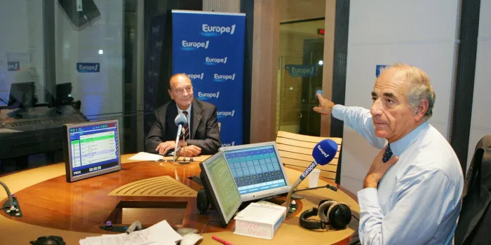 le président français jacques chirac à la station de radio française europe 1, interviewé par son directeur et journaliste jean-pierre elkabbach à paris, france, le 18 septembre 2006 photo by jacques demarthon pool abacapresscom
