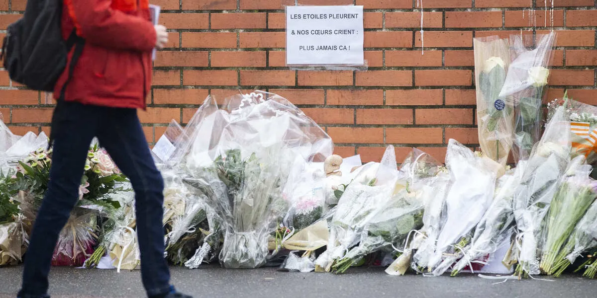tribute to louise in front of her school - epinay-sur-orge