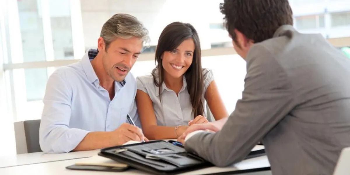 père et adolescent signature contrat de prêt