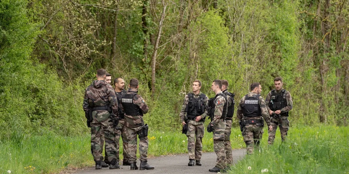gendarmes are looking for the runner in the forest - vivonne aj