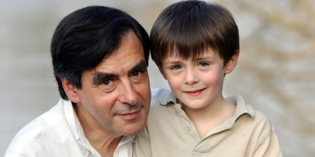 françois fillon, ancien ministre de l'education, pose avec son fils arnaud dans une barque le 14 juillet 2006 à solesmes afp photo jean francois monier   afp photo   jean-francois monier