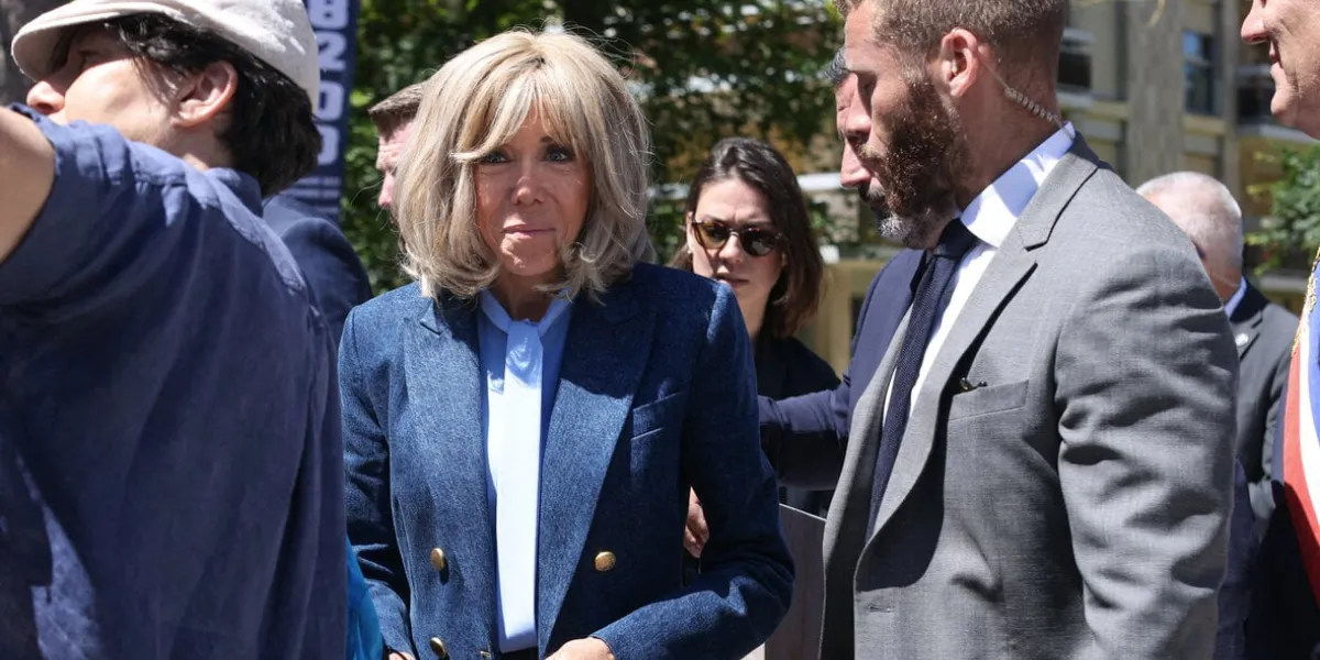 emmanuel et brigitte macron dans un bureau de vote - le touquet