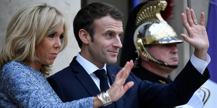 french president emmanuel macron (c) and his wife brigitte macron wave goodbye to the romanian presidential couple following their meeting at the elysee presidential palace in paris on november 27, 2018 (photo by bertrand guay   afp)