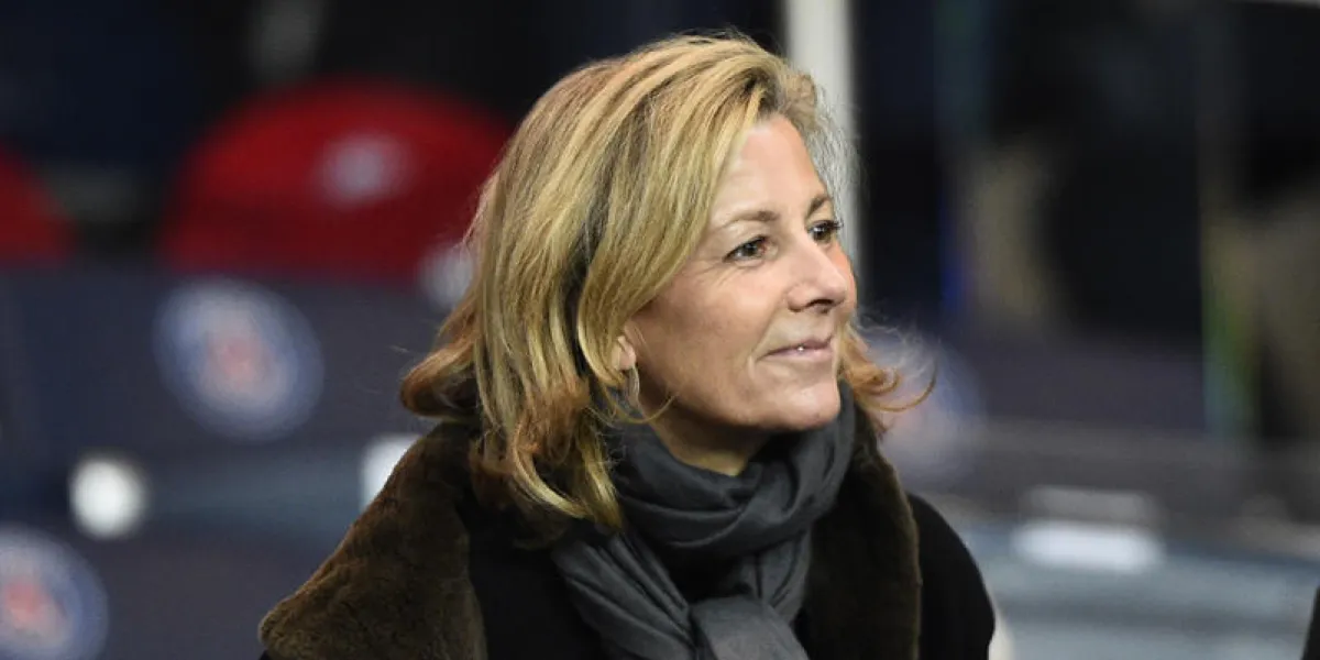 claire chazal, journaliste à la télévision française, participera à la 16e journée de la ligue des champions de l'uefa entre paris saint-germain (psg) et chelsea au stade du parc des princes à paris le 17 février 2015 afp photo franck fife