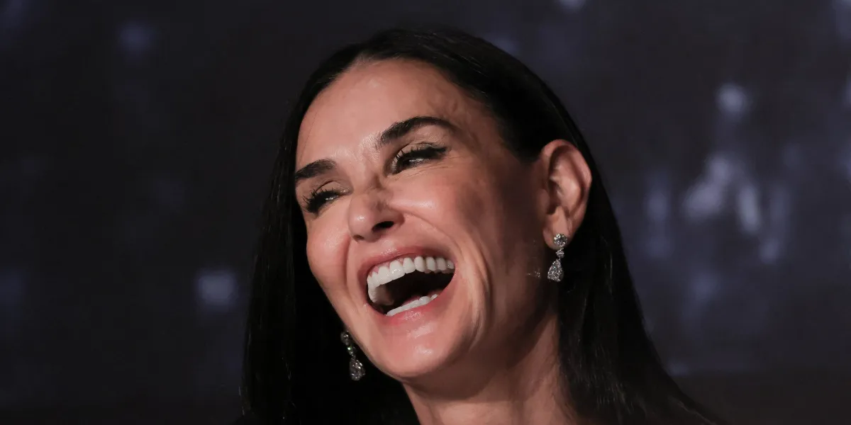 demi moore lors de la conférence de presse de the substance avant le 77e festival de cannes au palais des festivals le 20 mai 2024 à cannes, france photo par davids boyer abacapresscom
