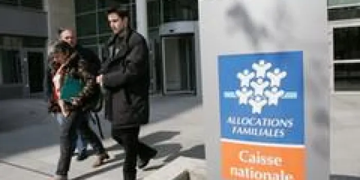 des personnes quittent le siège parisien de la caisse nationale des allocations familiales (cnaf), le 27 mars 2007 afp photo jack guez