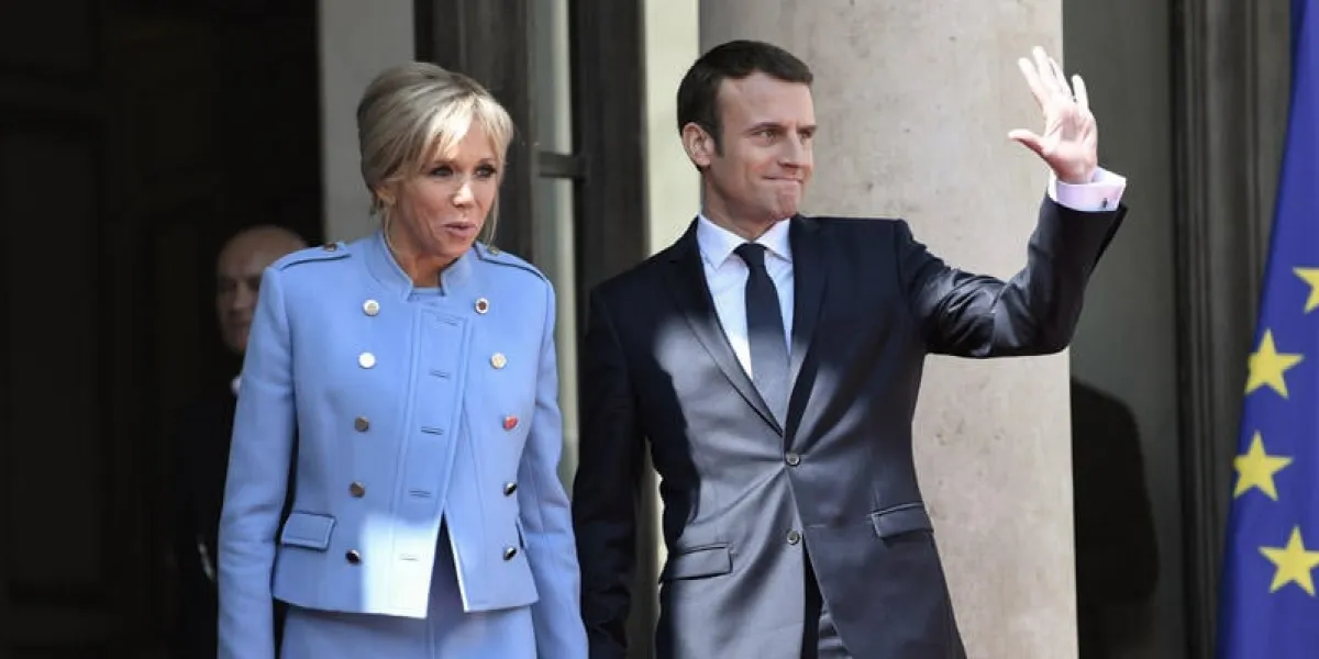 le président français emmanuel macron, nouvellement élu, pose avec son épouse brigitte trogneux au palais présidentiel d'elysée après la remise et avant la cérémonie d'inauguration le 14 mai 2017 à paris photo afrique stephane de sakutin