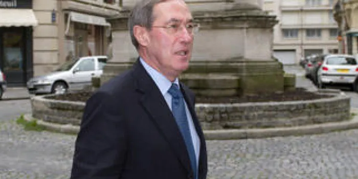 l'ancien ministre de l'intérieur français claude gueant arrive pour assister à un petit déjeuner rassemblant les membres de l'association les amis de nicolas sarkozy, le 9 octobre 2012 à paris afp photo lionel bonaventure