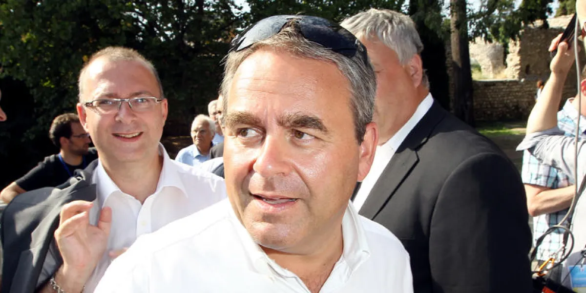 l'ancien ministre du travail xavier bertrand (premier plan) arrive au premier rassemblement de l'association les amis de nicolas sarkozyon 24 aout 2012 a nice afp photo valery hache