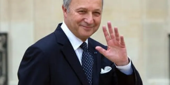 le ministre des affaires etrangères français laurent fabius salue alors qu'il quitte le palais présidentiel d'elysée après avoir assisté à la réunion hebdomadaire du cabinet à paris le 1er août 2012 afp photo bertrand langlois