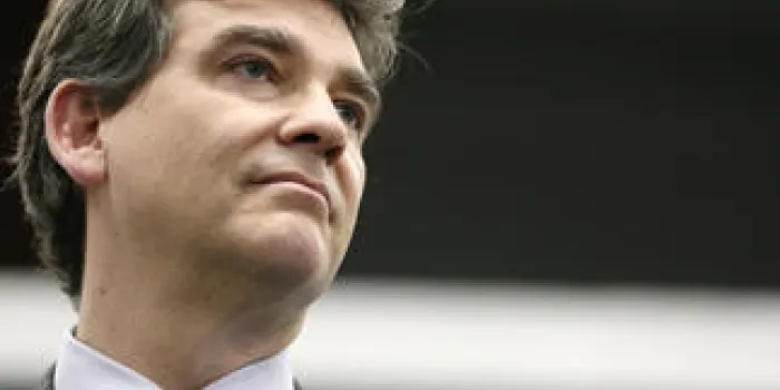 le ministre français du renouvellement industriel, arnaud montebourg, est photographié lors de sa visite à l'entreprise de design et de prototypage estech, le 18 février 2013 à buc, à l'extérieur de paris afp photo kenzo tribouillard