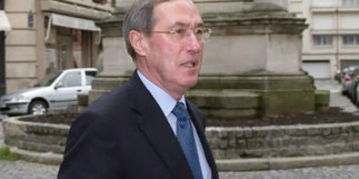 l'ancien ministre de l'intérieur français claude gueant arrive pour assister à un petit déjeuner rassemblant les membres de l'association les amis de nicolas sarkozy, le 9 octobre 2012 à paris afp photo lionel bonaventure