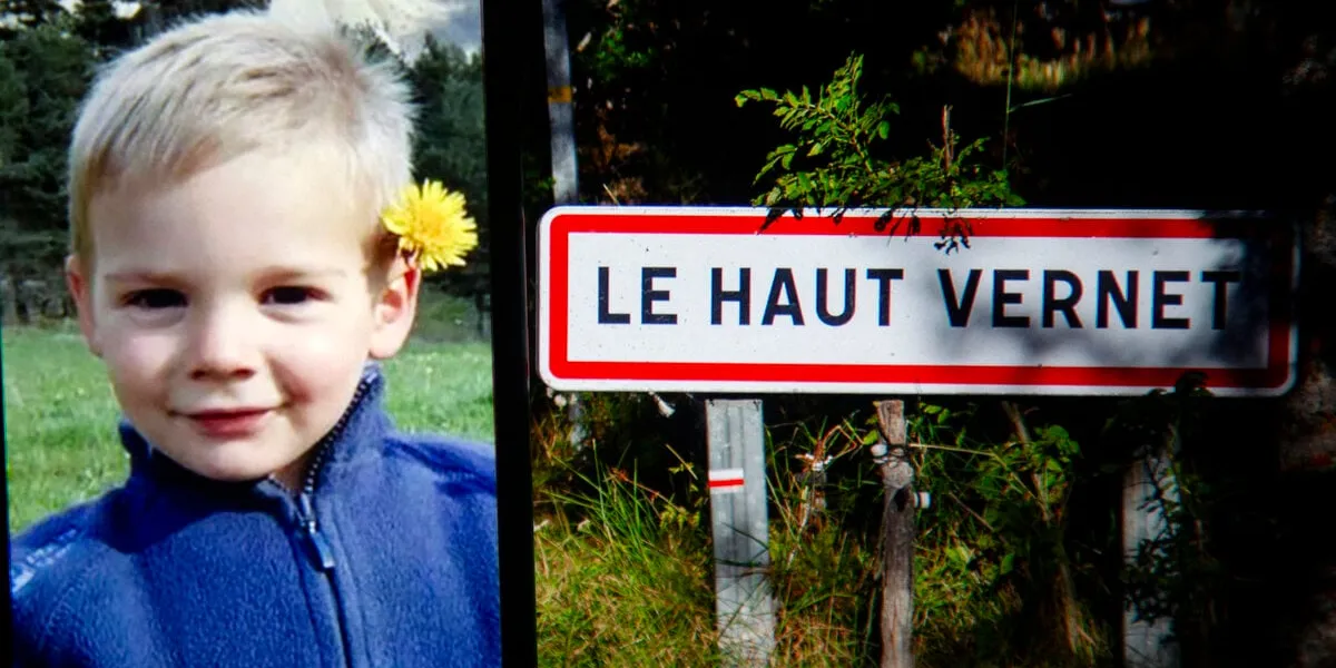 photomontage avec une photographie du petit emile sur un téléphone avec le panneau routier indiquant l'entrée du hameau du haut-vernet en arrière-plan, france, le 2 avril 2024 photo par thibaut durand abacapresscom