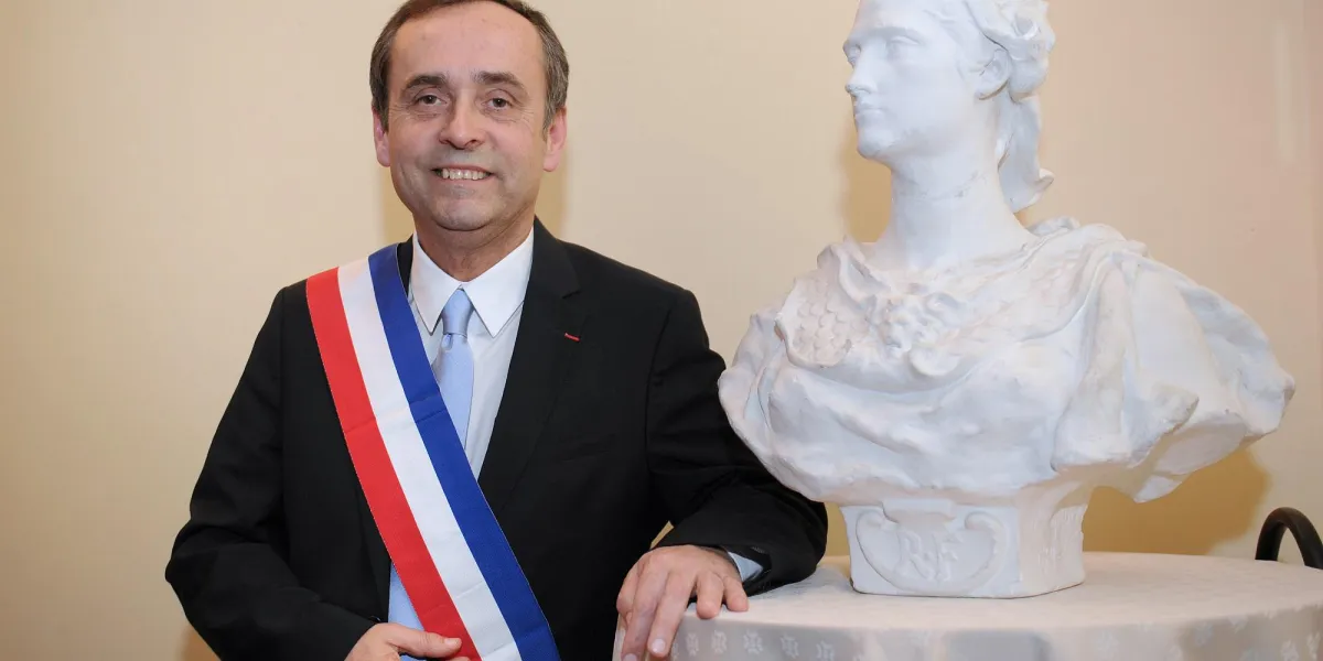 le maire nouvellement élu de béziers, soutenu par le parti national français d'extrême droite (fn) robert menard, pose après son premier conseil municipal le 4 avril 2014 à beziers afp photo sylvain thomas