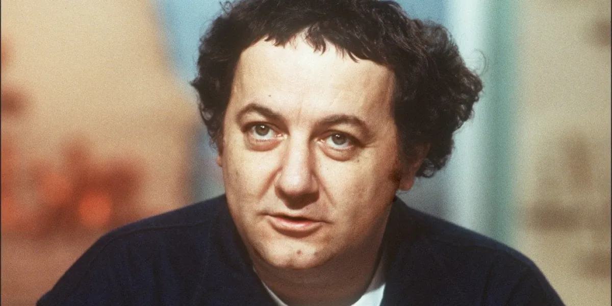 le comédien et humoriste coluche s'exprime sur le plateau du journal télévisé d'antenne 2 midi, le 13 octobre 1980 à paris, avant d'annoncer officiellement sa candidature à l'élection présidentielle de mai 1981 (photo by stf   afp)