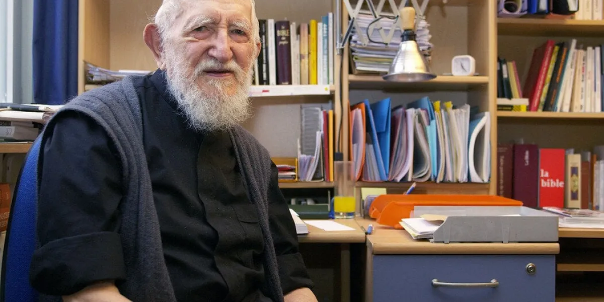 l'abbé pierre, prêtre catholique français, pose chez lui à alfortville, près de paris, en france, en décembre 2004 il est mort à 94 ans d'une pneumonie le 22 janvier 2007 photo par alain gil-gonzalez abacapresscom