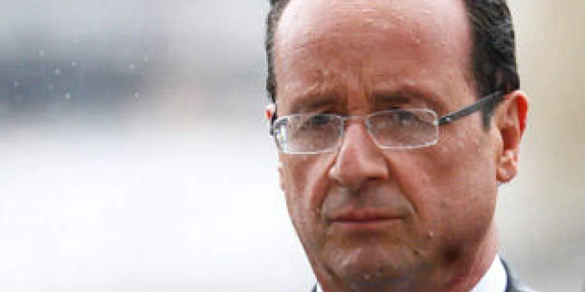 le nouveau président français françois hollande assiste sous la pluie à une cérémonie pour rendre hommage au soldat inconnu à l'arc de triomphe le 15 mai 2012 à paris, après la cérémonie d'investiture officielle afp photo martin bureau