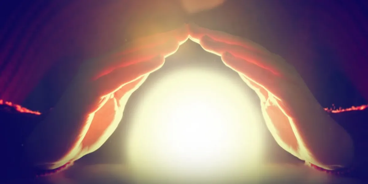 femme, tenue, elle, mains, sur, incandescent, sphère, de, lumière, protection, diseur de bonne aventure, futur, magie, concept spirituel