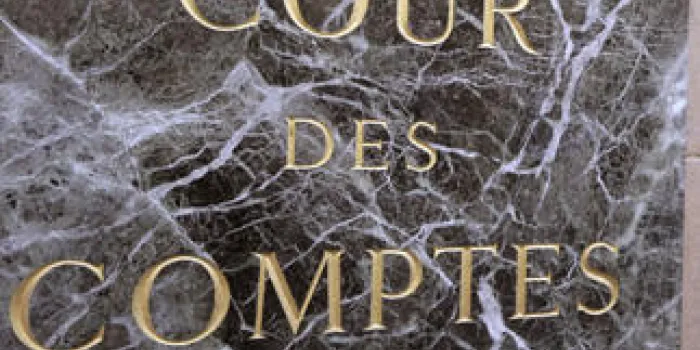 une photo prise le 2 juillet 2012, montre la plaque à l'entrée de la cour des comptes à paris afp photo kenzo tribouillard