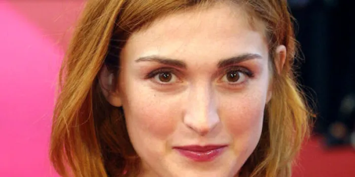 l'actrice française juliette gayet pose à son arrivée au palais des festivals pour la projection de la chambre des officiers la chambre des officiers est présentée ce soir en compétition pour le 54ème festival du film cannes