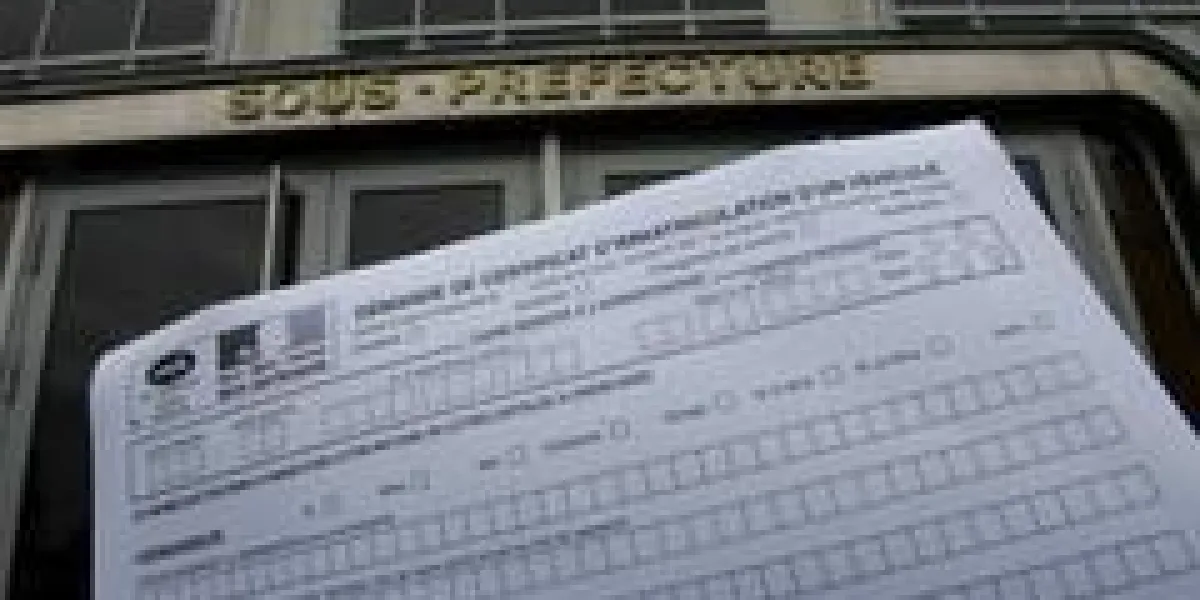 ©photopqr voix du nord sami belloumi - douai le 16 8 2010  le service carte grise de la sous prefecture de douai ne desemplit pas